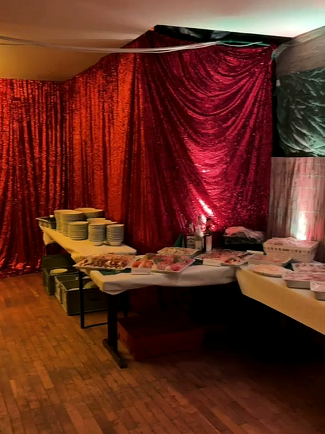 Gesamtansicht des aufgebauten Silvesterbuffets 2024 mit Tellern und kalten Platten
