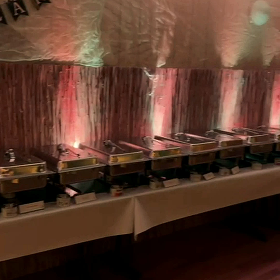 Warmhaltestation des Silvesterbuffets 2024 mit mehreren Chafing-Dishes