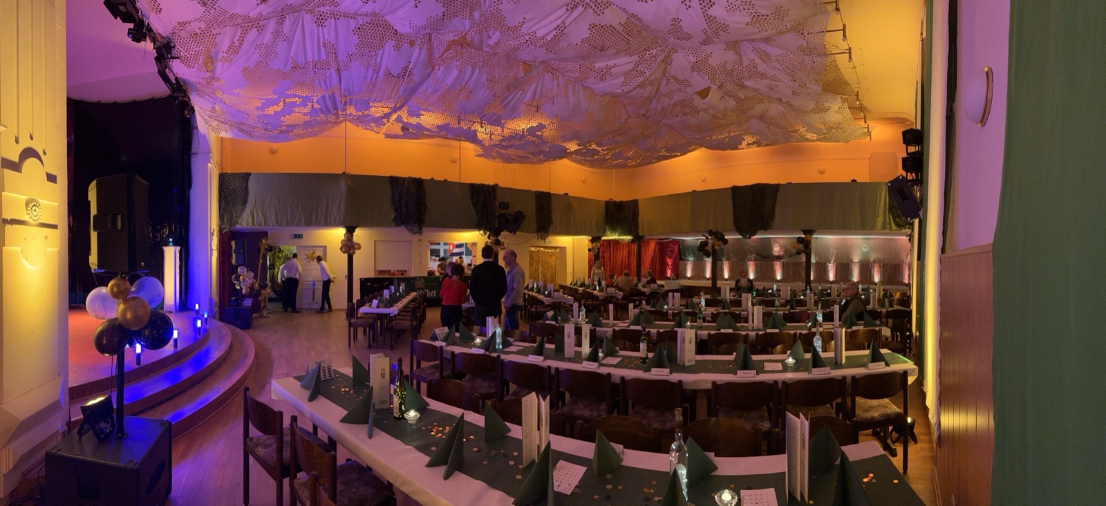 Festlich gedeckter Saal der Uhlstädter Silvesterparty 2024