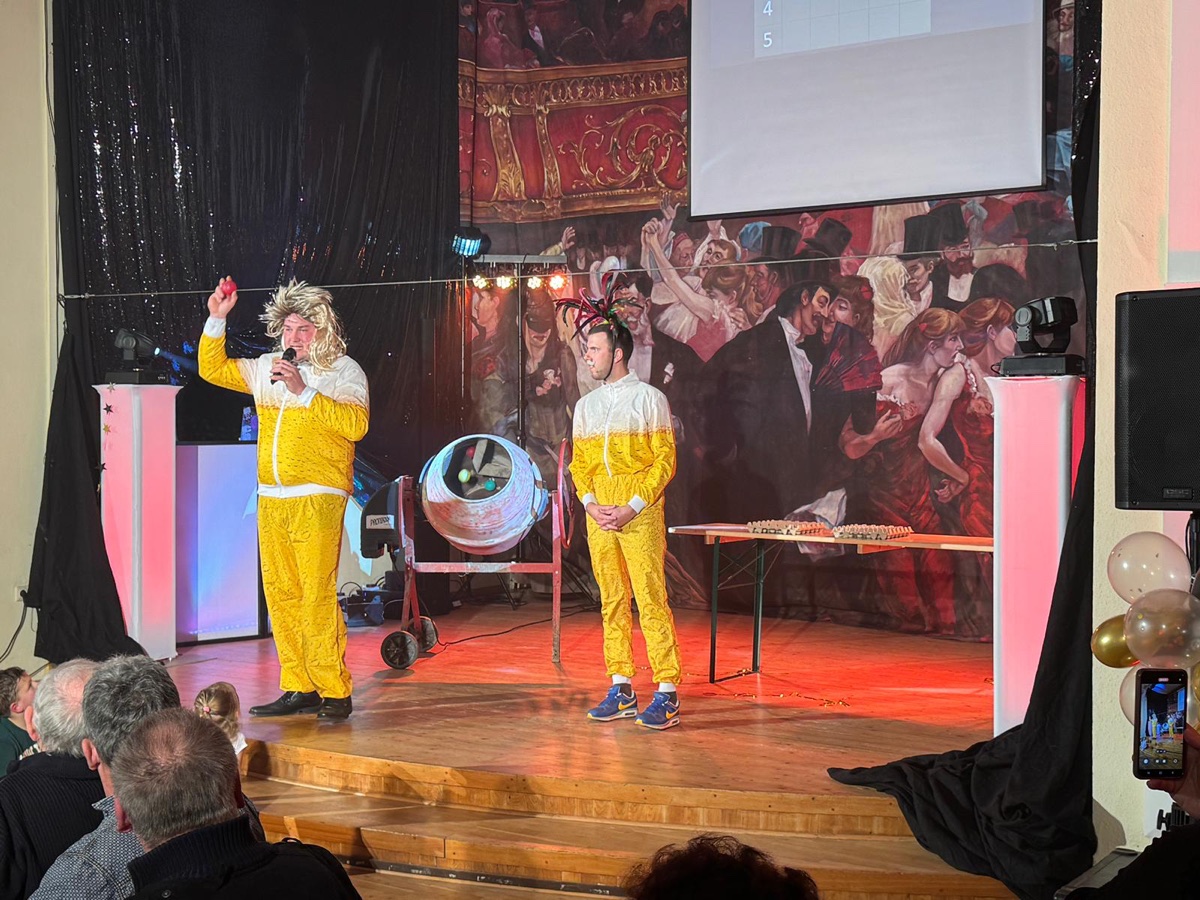 Daniel und Max moderieren die Bingorunde auf der Bühne