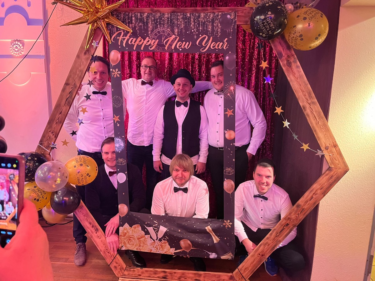 Sieben männliche Teammitglieder des Jugendclubs im Silvester-Fotorahmen