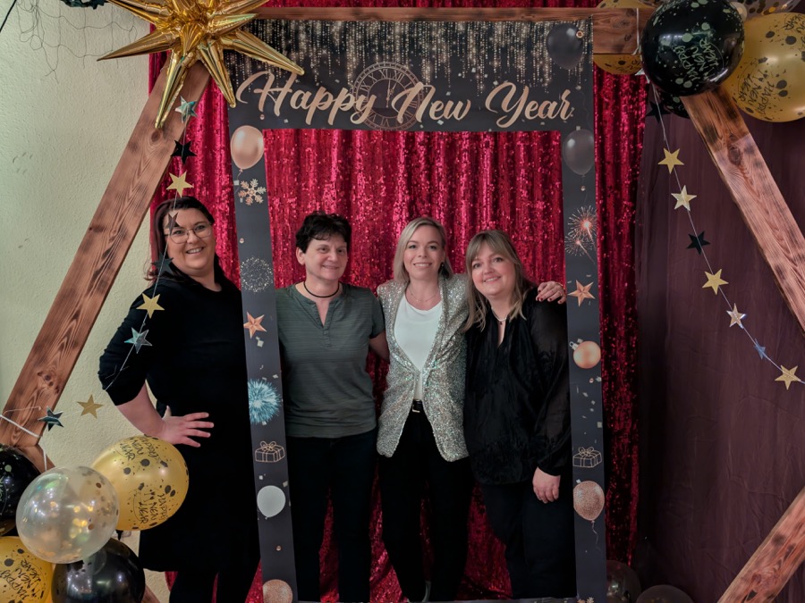 Vier weibliche Teammitglieder des Jugendclubs im Silvester-Fotorahmen