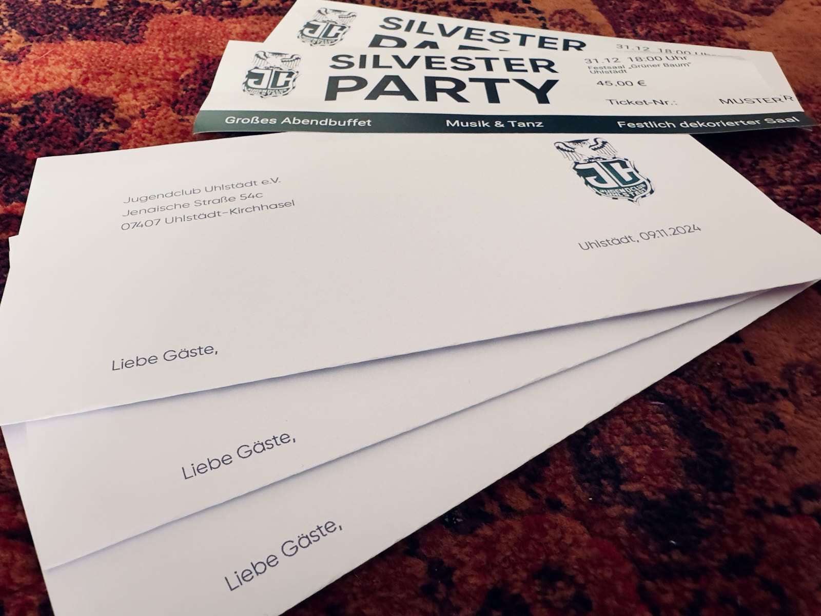 Gedruckte Eintrittskarten und persönliche Anschreiben für die Silvesterparty 2024